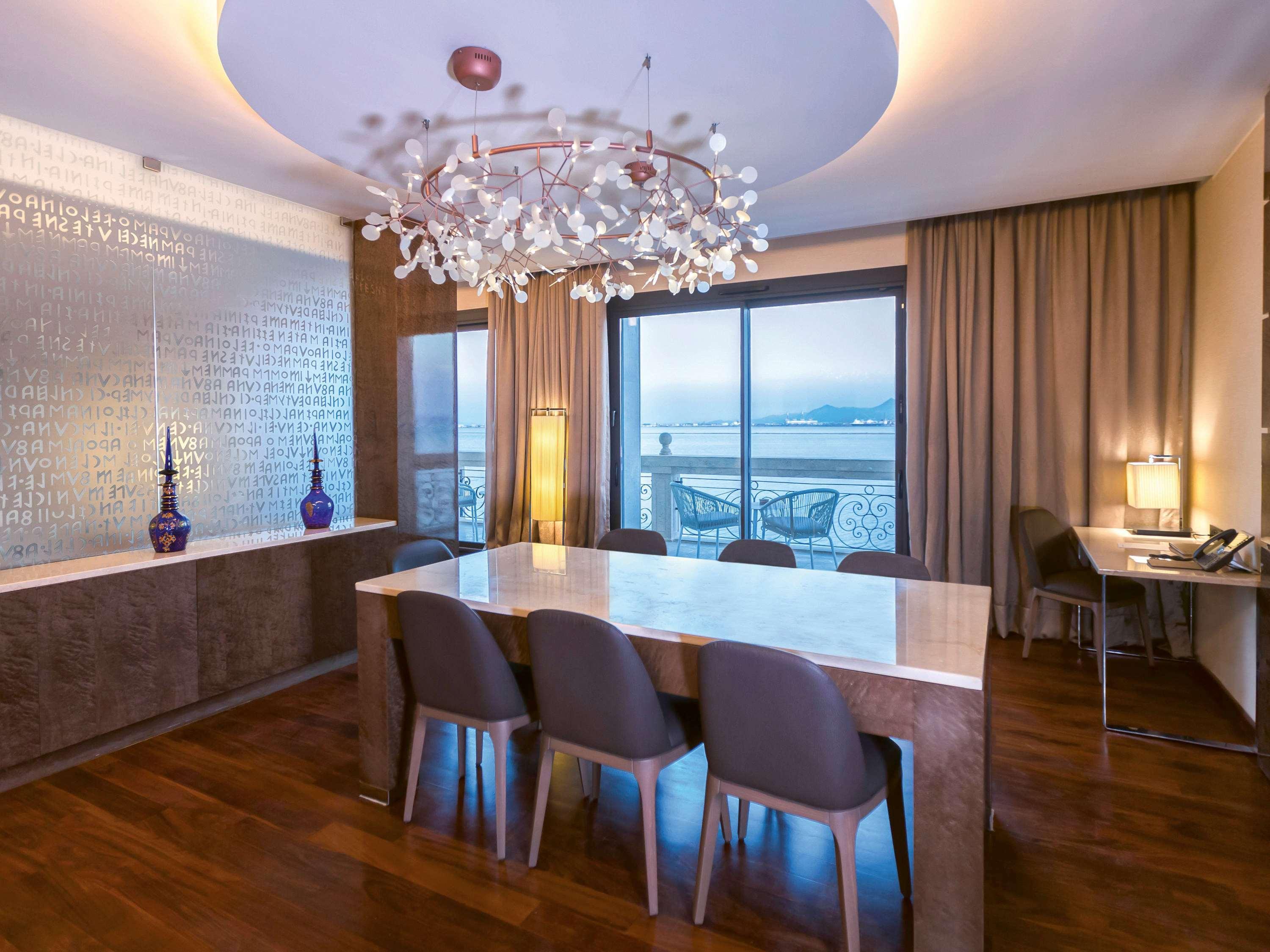 โรงแรมเมอเวนปิค ดู ลัค ตูนิส ภายนอก รูปภาพ The interior of the Presidential Suite