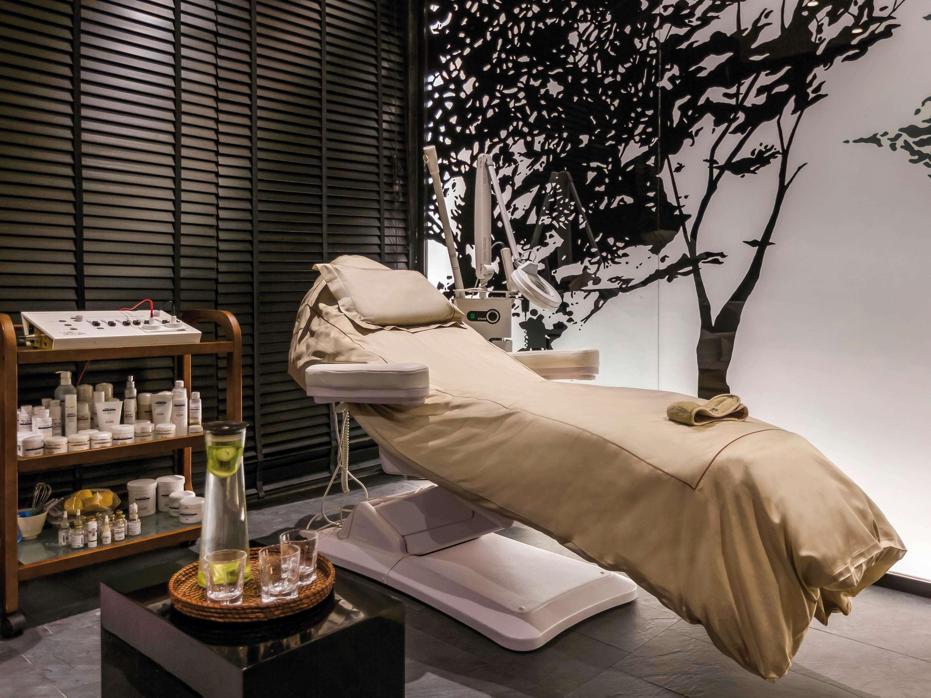 โรงแรมเมอเวนปิค ดู ลัค ตูนิส ภายนอก รูปภาพ A treatment room at a spa