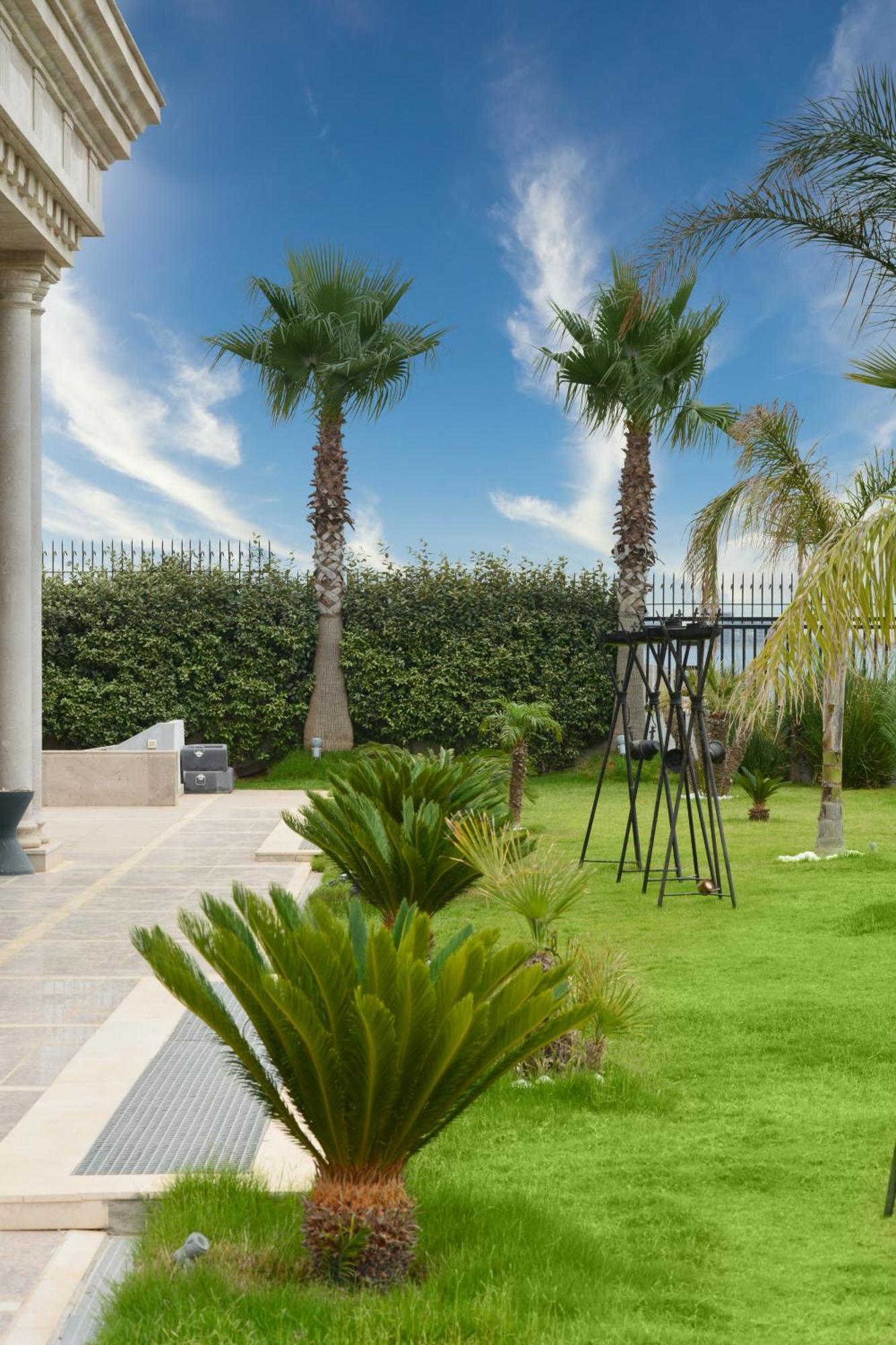 โรงแรมเมอเวนปิค ดู ลัค ตูนิส ภายนอก รูปภาพ The garden of the villa