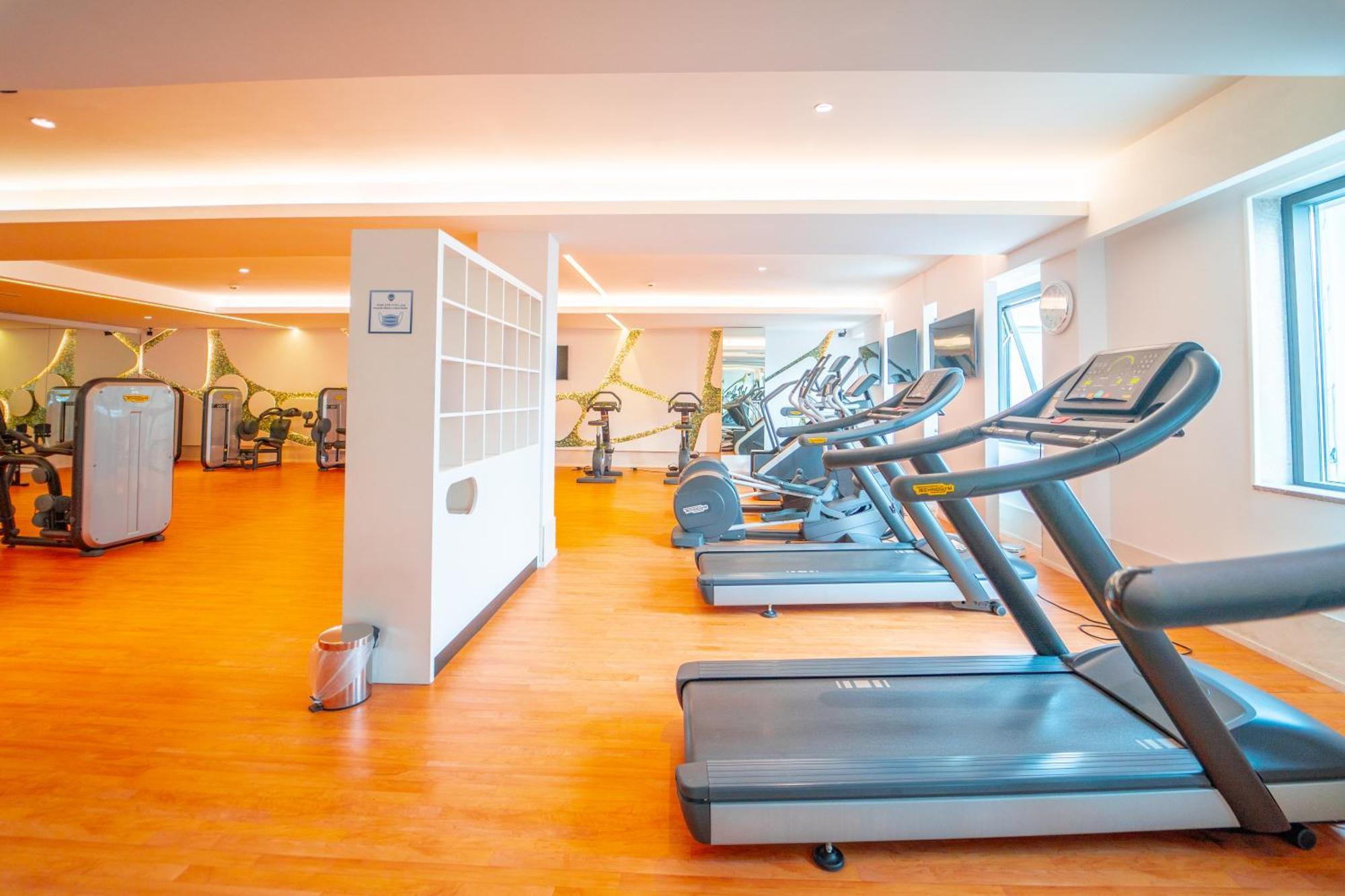 โรงแรมเมอเวนปิค ดู ลัค ตูนิส ภายนอก รูปภาพ The gym at the hotel
