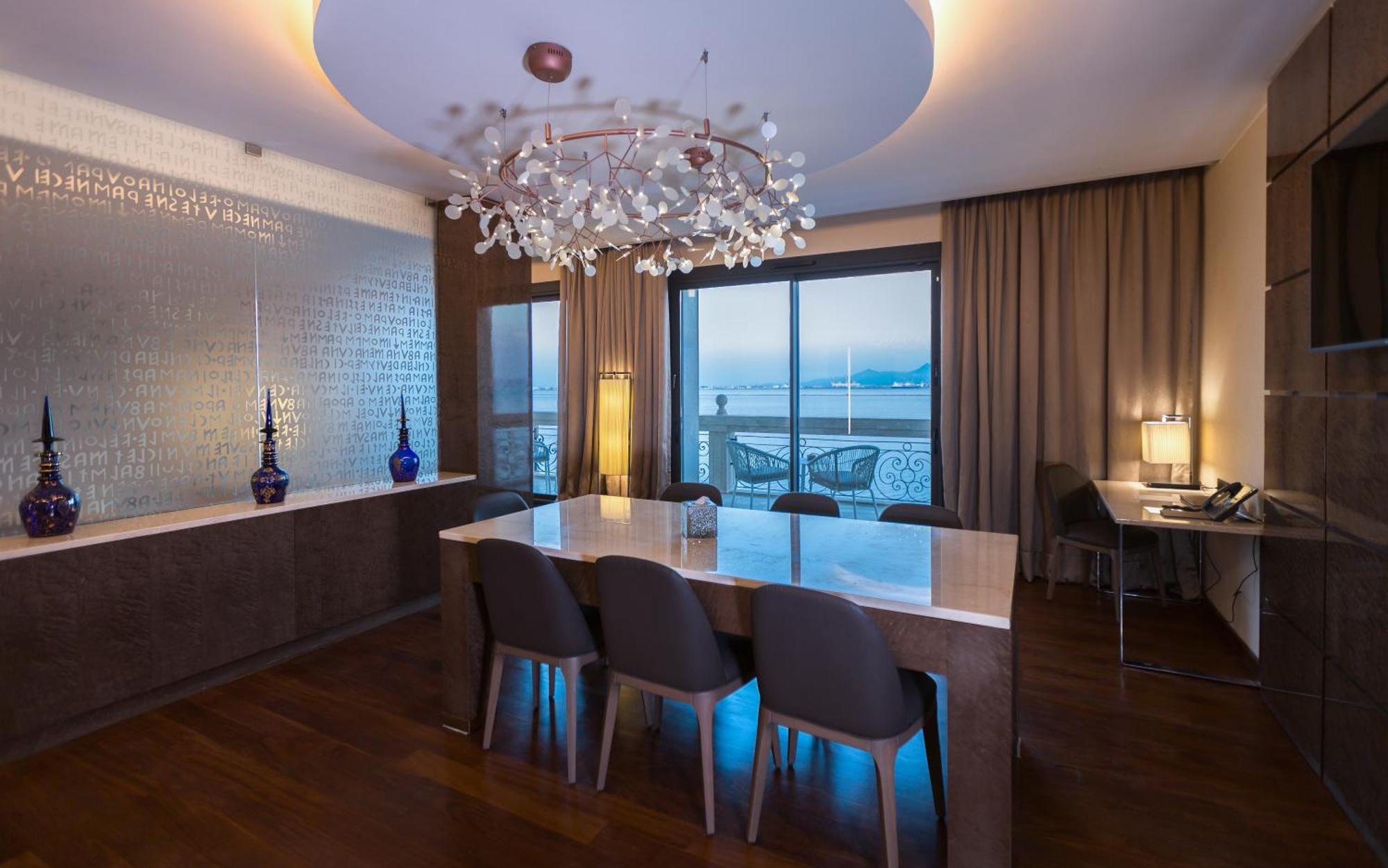 โรงแรมเมอเวนปิค ดู ลัค ตูนิส ภายนอก รูปภาพ A suite at the Four Seasons Hotel