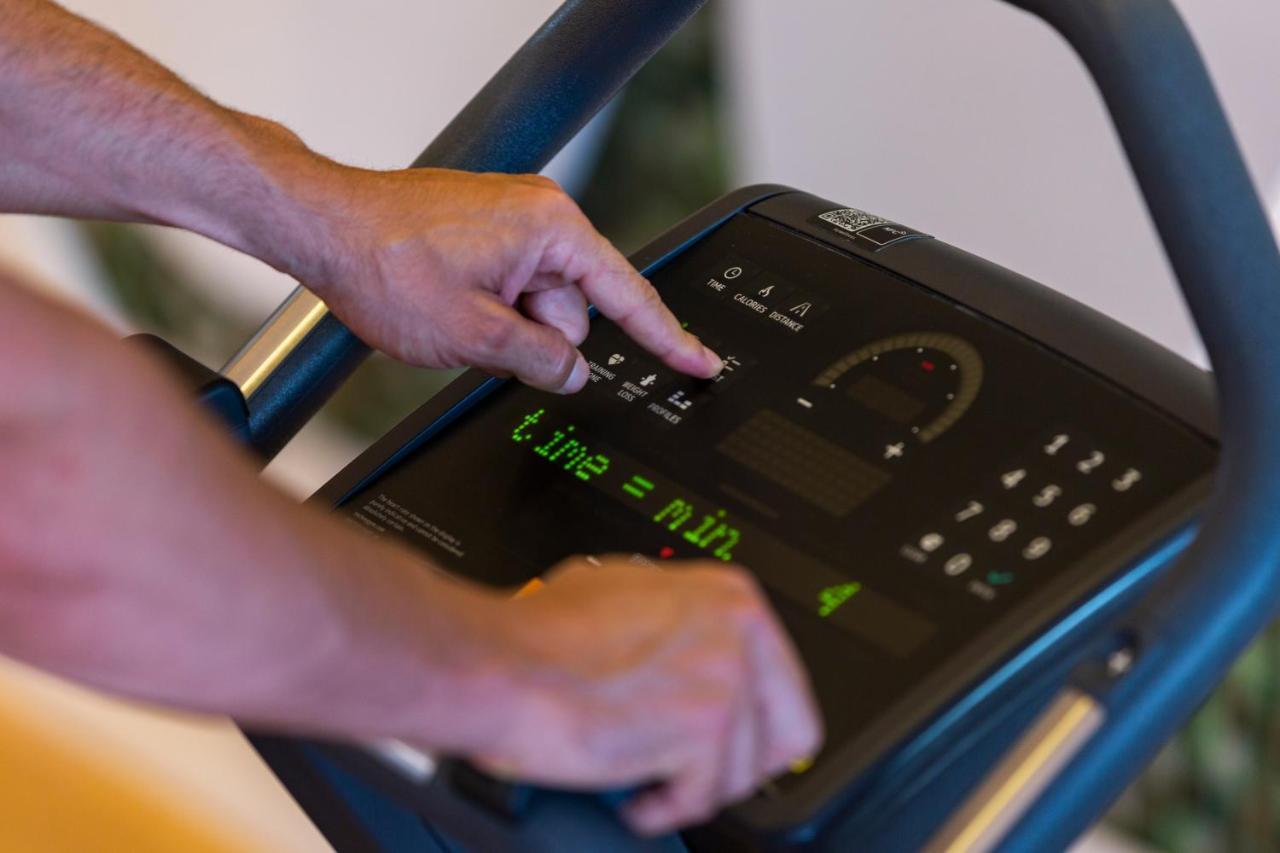 โรงแรมเมอเวนปิค ดู ลัค ตูนิส ภายนอก รูปภาพ A treadmill console